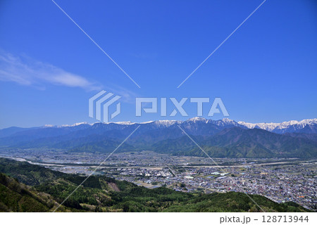 鷹狩山から見た大町市と北アルプスの山々 128713944