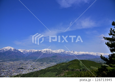 鷹狩山から見た大町市と北アルプスの山々 128713945