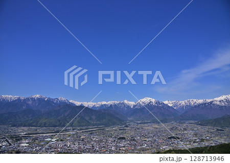 鷹狩山から見た大町市と北アルプスの山々 128713946
