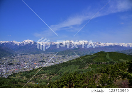 鷹狩山から見た大町市と北アルプスの山々 鷹狩山から見た大町市と北アルプスの山々 128713949