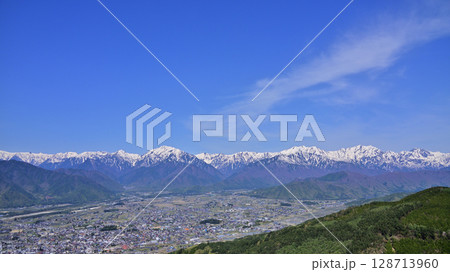 鷹狩山から見た大町市と北アルプスの山々 128713960