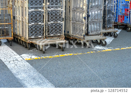 ロールボックスパレット（カゴ台車）の保管場所 128714552