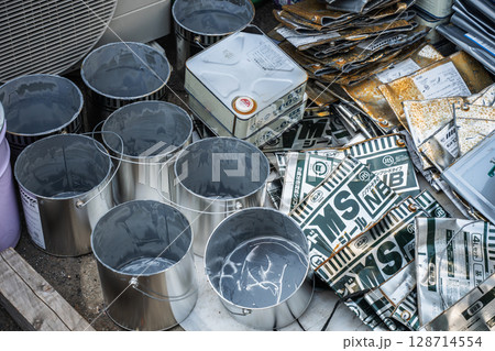 外壁工事で使用した塗料の廃棄物 128714554