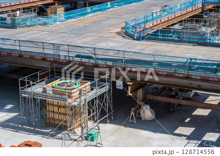 建設現場と乗り入れ構台 128714556
