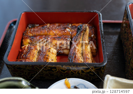 香ばしく焼き上げられたうな重のアップ 和食のごちそう 香ばしく焼き上げられたうな重のアップ 和食のごちそう 128714597