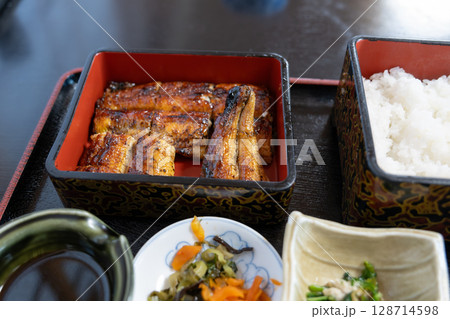 香ばしく焼き上げられたうな重のアップ　和食のごちそう 128714598