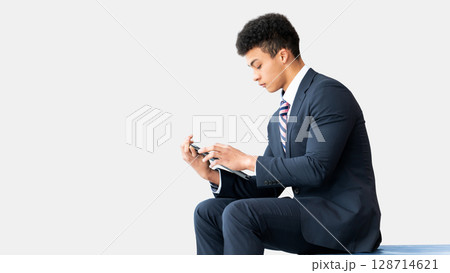 スマートフォンを使う若い外国人男性ビジネスマン 128714621