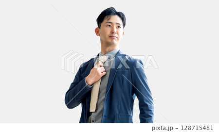 ネクタイを締める男性ビジネスマン ネクタイを締める男性ビジネスマン 128715481