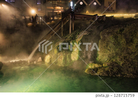 草津温泉　湯畑ライトアップ 128715759