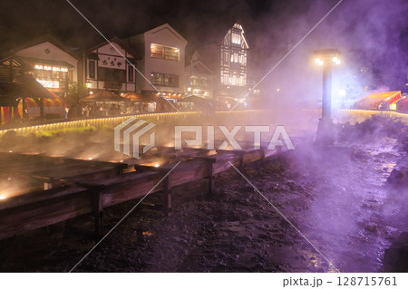 草津温泉　湯畑ライトアップ 128715761