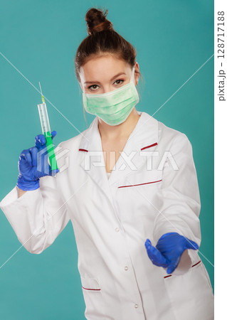 Professionalist in mask with syrigne 128717188