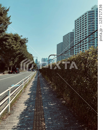 晴れた日の歩道の風景 128717336