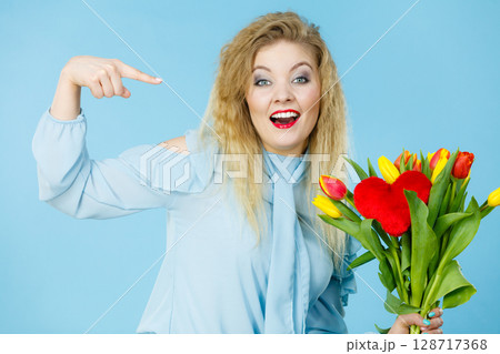 Pretty woman with red yellow tulips bunch Pretty woman with red yellow tulips bunch 128717368