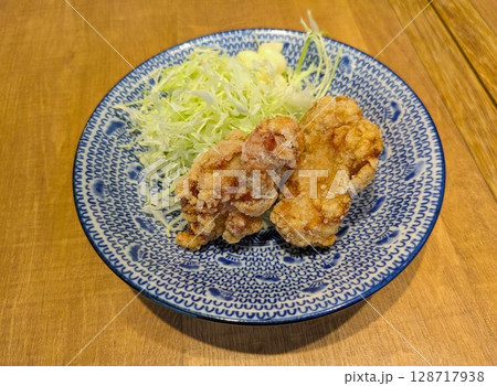 ジューシーな鶏の唐揚げと千切りキャベツの盛り合わせ ジューシーな鶏の唐揚げと千切りキャベツの盛り合わせ 128717938