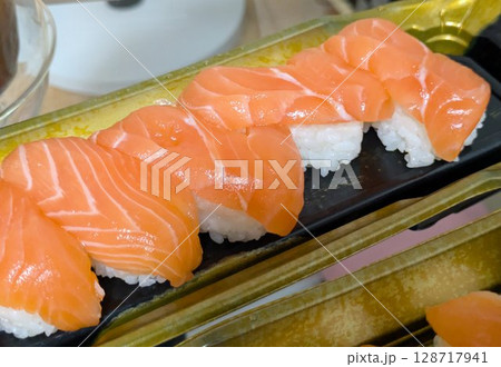 脂の乗った美味しいサーモンの握り寿司-テイクアウト 脂の乗った美味しいサーモンの握り寿司-テイクアウト 128717941
