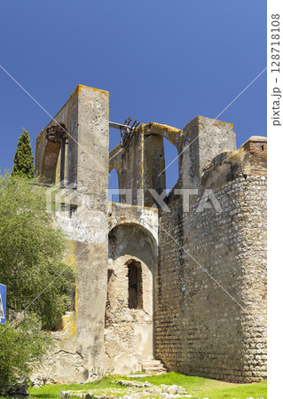 Ruins of the Igreja da Misericordia Church rising into the blue sky in Serpa, Portugal 128718108