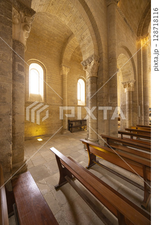 Sunlight illuminating benches and columns inside San Martin Church in Fromista, Spain 128718116
