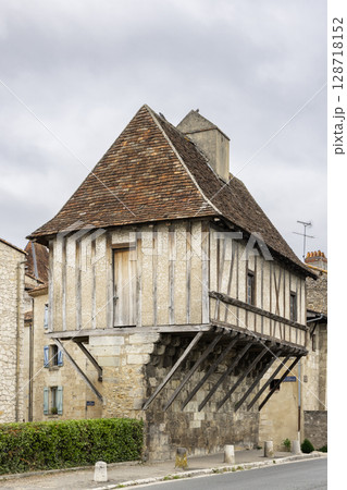 Medieval half timbered house overhanging the street in Perigueux, France 128718152