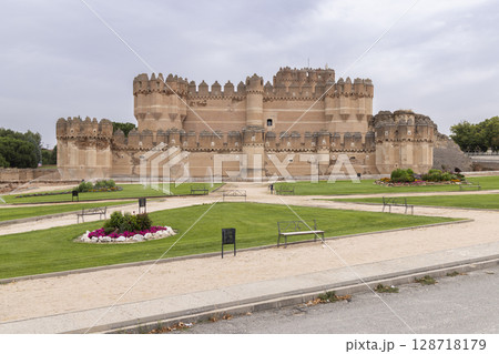 Coca Castle, a magnificent medieval fortress dominating the skyline of Coca, Spain 128718179