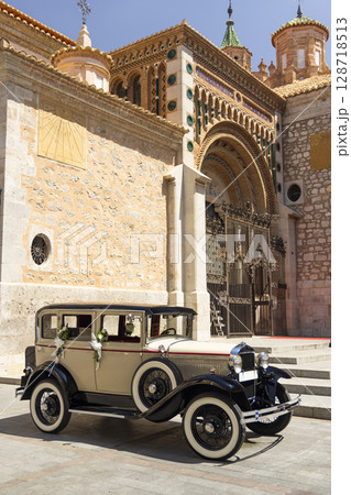 Vintage car parked in front of the Church of San Pedro in Teruel, Spain 128718513