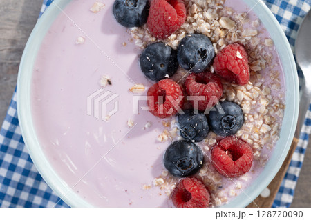 Healthy smoothie bowl with berries 128720090