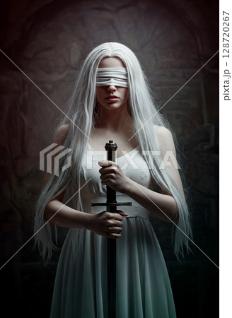 目隠しをして剣を携える白髪の魔女 128720267