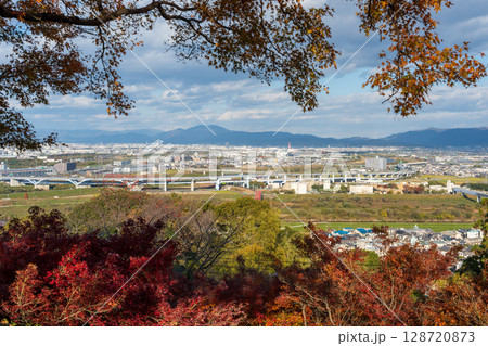 男山展望台から望む八幡市街と秋のパノラマ風景 128720873