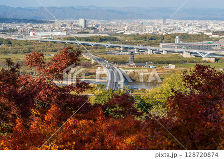 男山展望台から望む八幡市街と秋のパノラマ風景 128720874