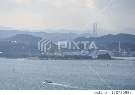 福岡県　北九州市　門司港レトロ展望室からの眺め　巌流島方面 128720985