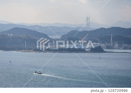 福岡県　北九州市　門司港レトロ展望室からの眺め　巌流島方面 128720986