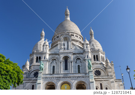 Montmartre View with Historic Real Estate and Charming Parisian Architecture Montmartre View with Historic Real Estate and Charming Parisian Architecture 128721041
