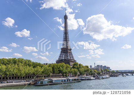 Breathtaking View of the Eiffel Tower in Paris, France 128721056