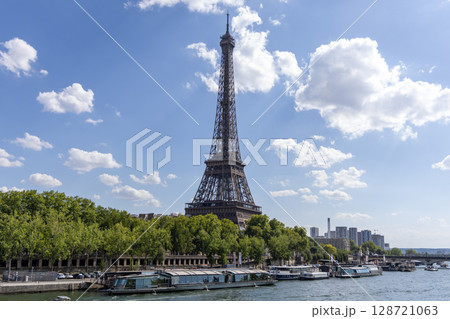 Breathtaking View of the Eiffel Tower in Paris, France 128721063