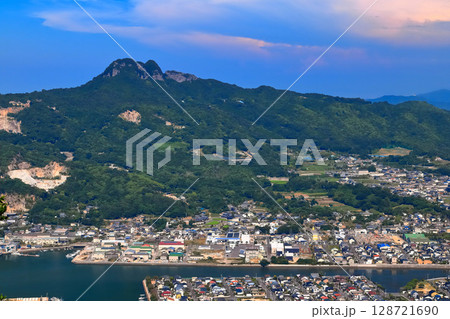 【香川県】屋島から見た五剣山と牟礼の町並み（有名な庵治石の石切り場） 128721690
