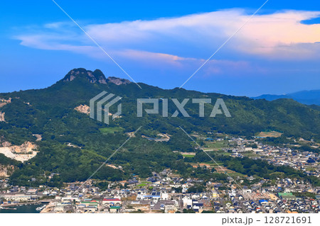 【香川県】屋島から見た五剣山と牟礼の町並み（有名な庵治石の石切り場） 128721691