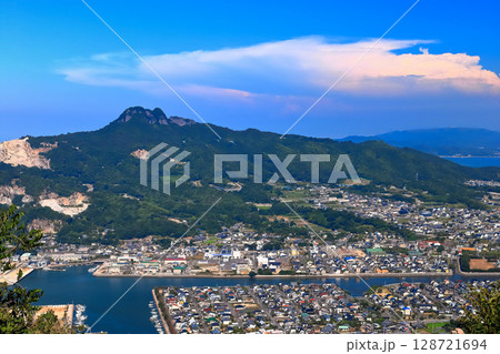 【香川県】屋島から見た五剣山と牟礼の町並み（有名な庵治石の石切り場） 128721694