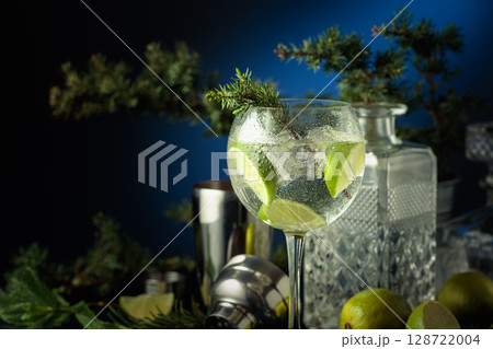 Cocktail gin and tonic with ice and lime slices. 128722004