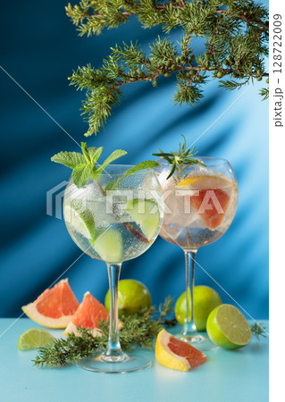 Cocktails gin and tonic with grapefruit and lime slices. 128722009