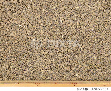 園芸の基本用土の赤玉土の小粒の写真 128722883