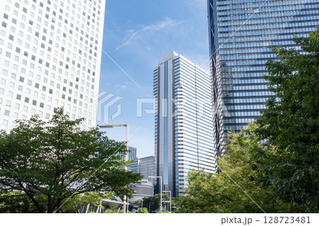 高層ビルを見上げるオフィス街の風景 128723481