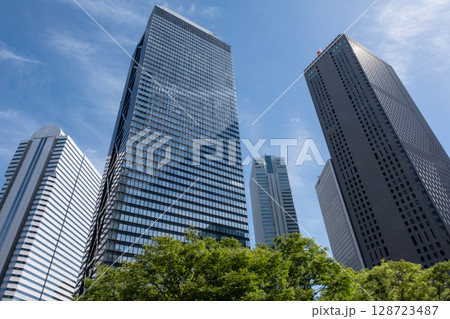 高層ビルを見上げるオフィス街の風景 128723487