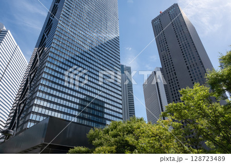 高層ビルを見上げるオフィス街の風景 高層ビルを見上げるオフィス街の風景 128723489