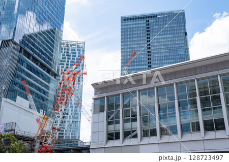 渋谷駅前の建築工事現場の風景 128723497