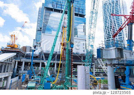 渋谷駅前の建築工事現場の風景 渋谷駅前の建築工事現場の風景 128723503