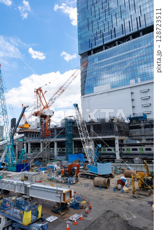 渋谷駅前の建築工事現場の風景 渋谷駅前の建築工事現場の風景 128723511