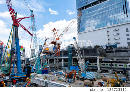 渋谷駅前の建築工事現場の風景 128723512