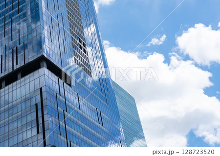 高層ビルを見上げるオフィス街の風景 高層ビルを見上げるオフィス街の風景 128723520