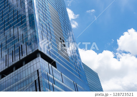 渋谷の高層ビルを見上げる 渋谷の高層ビルを見上げる 128723521