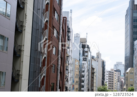 渋谷のビルの谷間から空を見上げる 渋谷のビルの谷間から空を見上げる 128723524