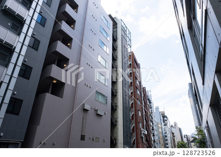 渋谷のビルの谷間から空を見上げる 渋谷のビルの谷間から空を見上げる 128723526